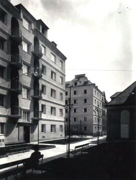 Städtische Wohnhausanlage Oeverseestraße 25-29: Innenhof mit Verbindungsweg Wurmsergasse - Johnstraße, Blick Richtung Wurmsergasse