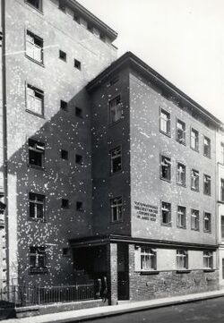 Volkswohnhaus D'Orsaygasse 6 - Fassade.jpg