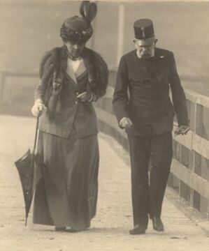 Katharina Schratt beim Spaziergang mit <!--LINK'" 0:0-->, um 1905