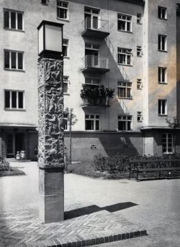Wohnhausanlage Ganglbauergasse: Innenhof: Lichtkandelaber im plastischer Ausschmückung von Johann Troyer