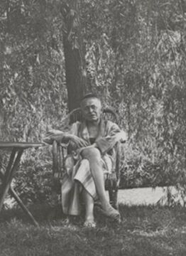 Karl Kraus im Park von Schloss Janowitz, 1933