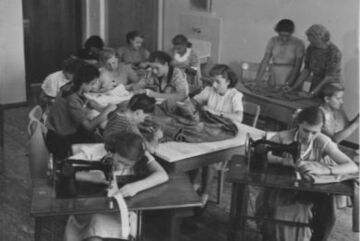 Handarbeiten für Mädchen in der Schäfferschule (1951)