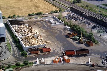 Lagerboxen und Bahnverladung (2002).jpg