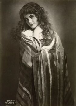 Alma Seidler als Pippa; Rollenbild aus Und Pippa tanzt von Gerhart Hauptmann, Burgtheater, 1927.jpg